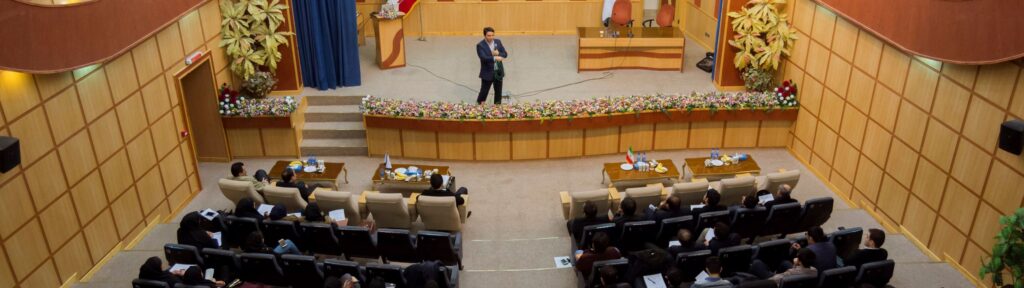 مجتمع فنی آموزش عالي آزاد نويـن پارســــيان درسال ۱۳۷۹ به اهتمام آقای دکترعلیرضا قندچی و زنده یاد خانم مهندس فائزه فلسفی تاسیس شد.
